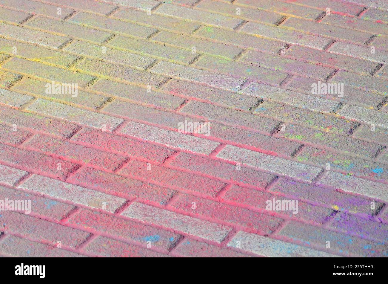 Terre multicolore, dalles de pavage, enduit de poudre avec des couleurs sèches au festival Holi close up. Dalles de pavage multicolores, enduites de poudre avec sec Banque D'Images