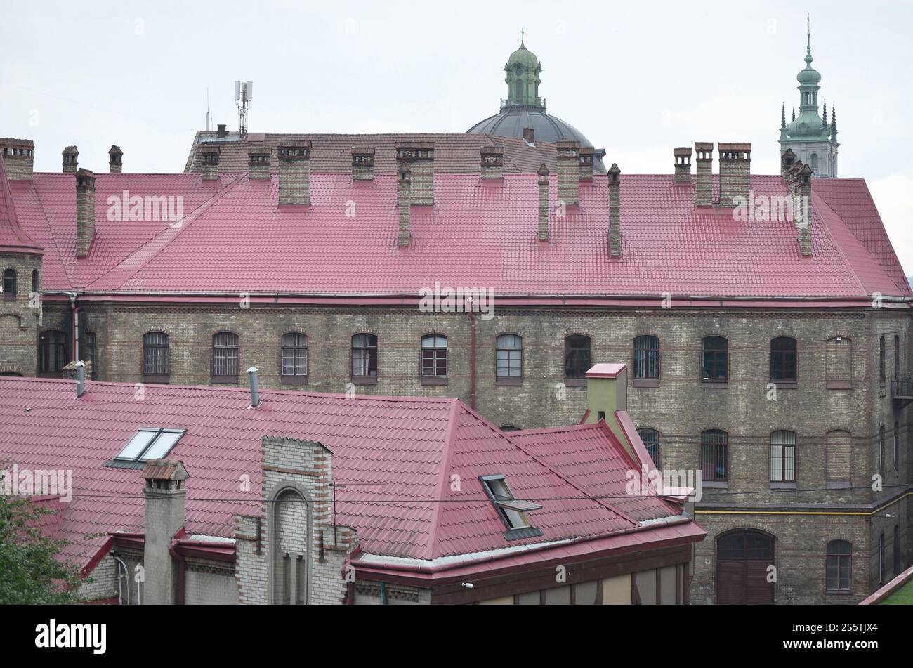 Fragment d'un toit en métal de l'ancien bâtiment de plusieurs étages à Lviv, Ukraine Banque D'Images