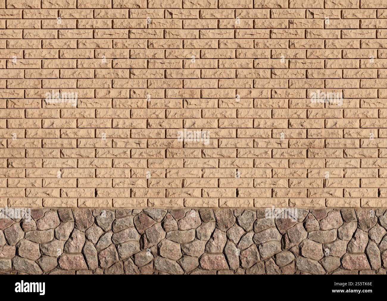 La texture des murs de la brique en pierre moderne de haute qualité. Mur de briques de texture lisse avec des fondations en pierre faites à la main en plein soleil dans le Banque D'Images