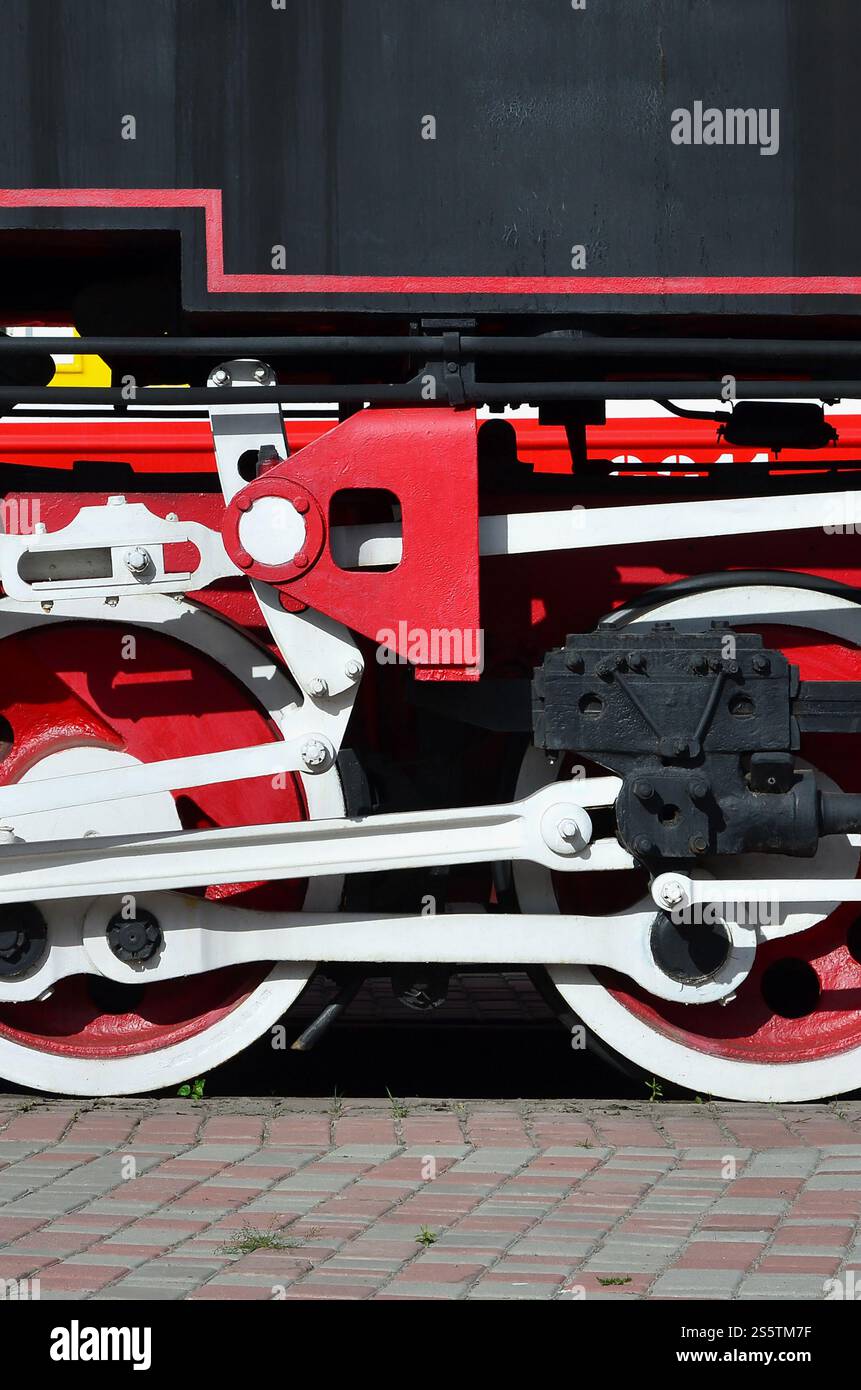 Roues de la vieille locomotive à vapeur noir de l'époque soviétique. Le côté de la locomotive avec les éléments de la technologie rotative de vieux trains Banque D'Images