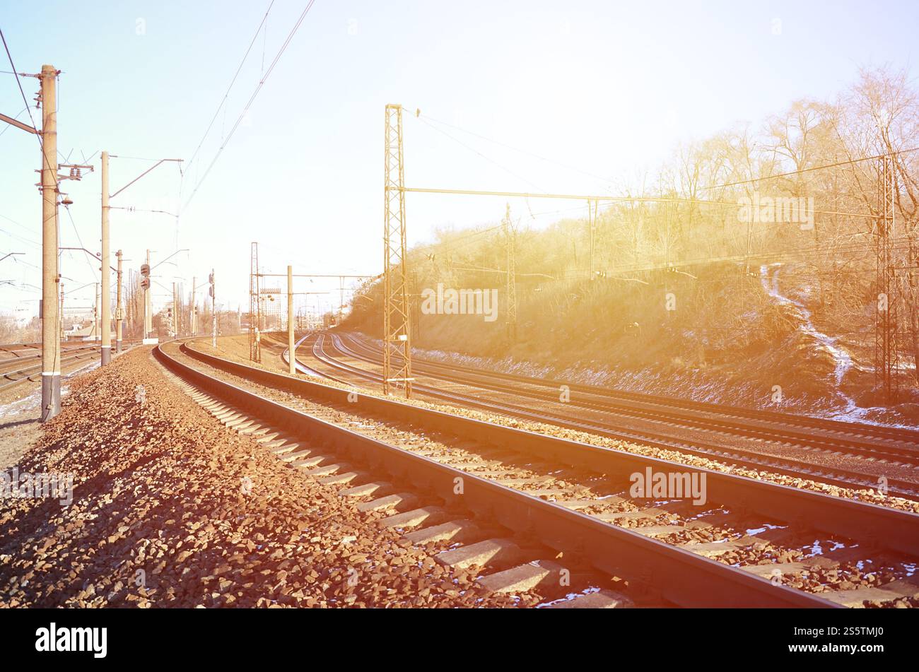 Paysage d'un chemin de fer d'hiver russe enneigé sous la lumière du soleil les rails et les traverses sous la neige de décembre. Chemins de fer russes en détail. Hiver Banque D'Images