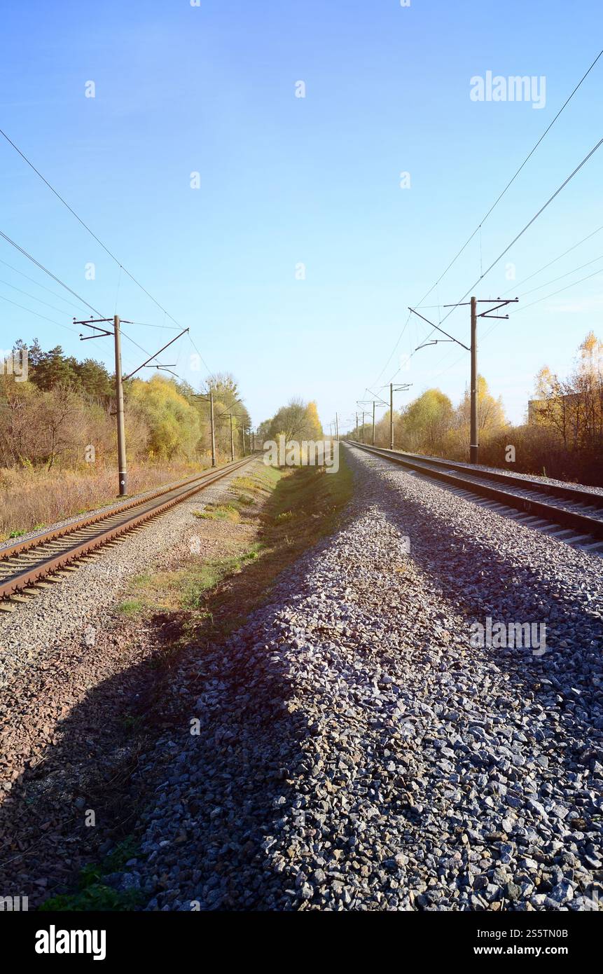 Automne paysage industriel. Dans la distance de recul de fer parmi les arbres d'automne jaune et vert Banque D'Images