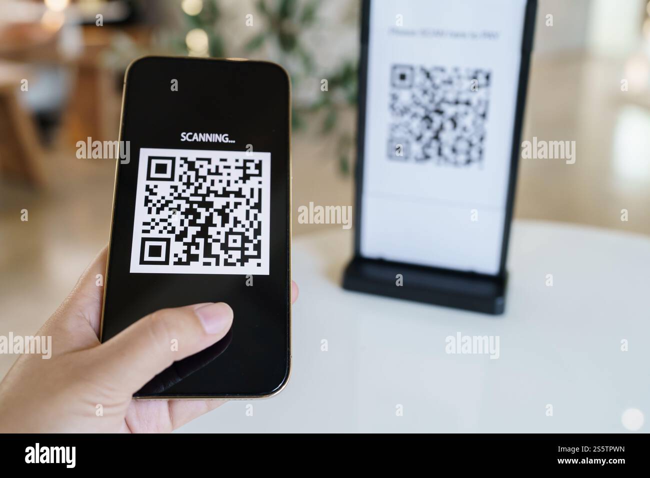 Paiement par code QR. E portefeuille. Man scan tag accepté générer paiement numérique sans argent.scan code QR en ligne shopping paiement sans espèces et Banque D'Images
