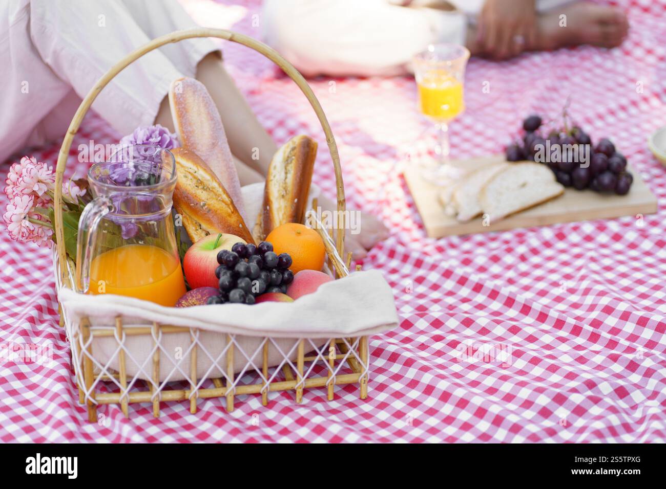 Déjeuner pique-nique repas à l'extérieur du parc avec panier de pique-nique alimentaire. profitez de l'heure de pique-nique dans la nature du parc à l'extérieur Banque D'Images