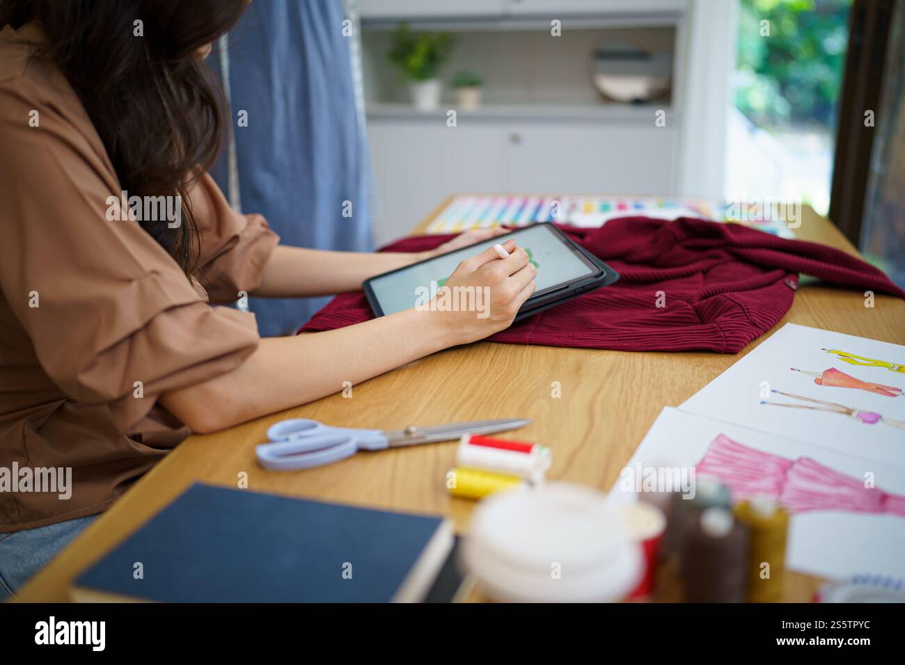 Créateur de mode élégant travail de croquis de la nouvelle collection dans l'atelier. Creative Design Concept. Banque D'Images Créateur de mode élégant travail de croquis de la nouvelle collection dans l'atelier. Creative Design Concept. Banque D'Images