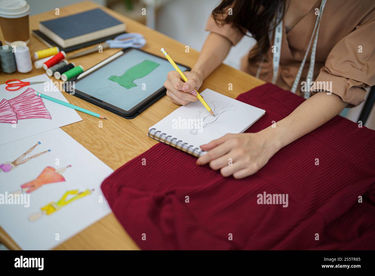 Créateur de mode élégant travail de croquis de la nouvelle collection dans l'atelier. Creative Design Concept. Banque D'Images Créateur de mode élégant travail de croquis de la nouvelle collection dans l'atelier. Creative Design Concept. Banque D'Images