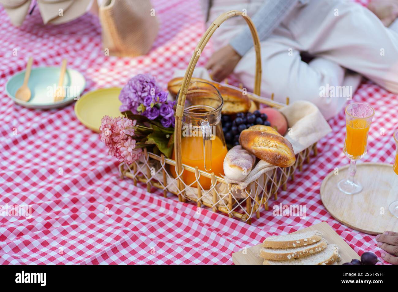 Déjeuner pique-nique repas à l'extérieur du parc avec panier de pique-nique alimentaire. profitez de l'heure de pique-nique dans la nature du parc à l'extérieur Banque D'Images