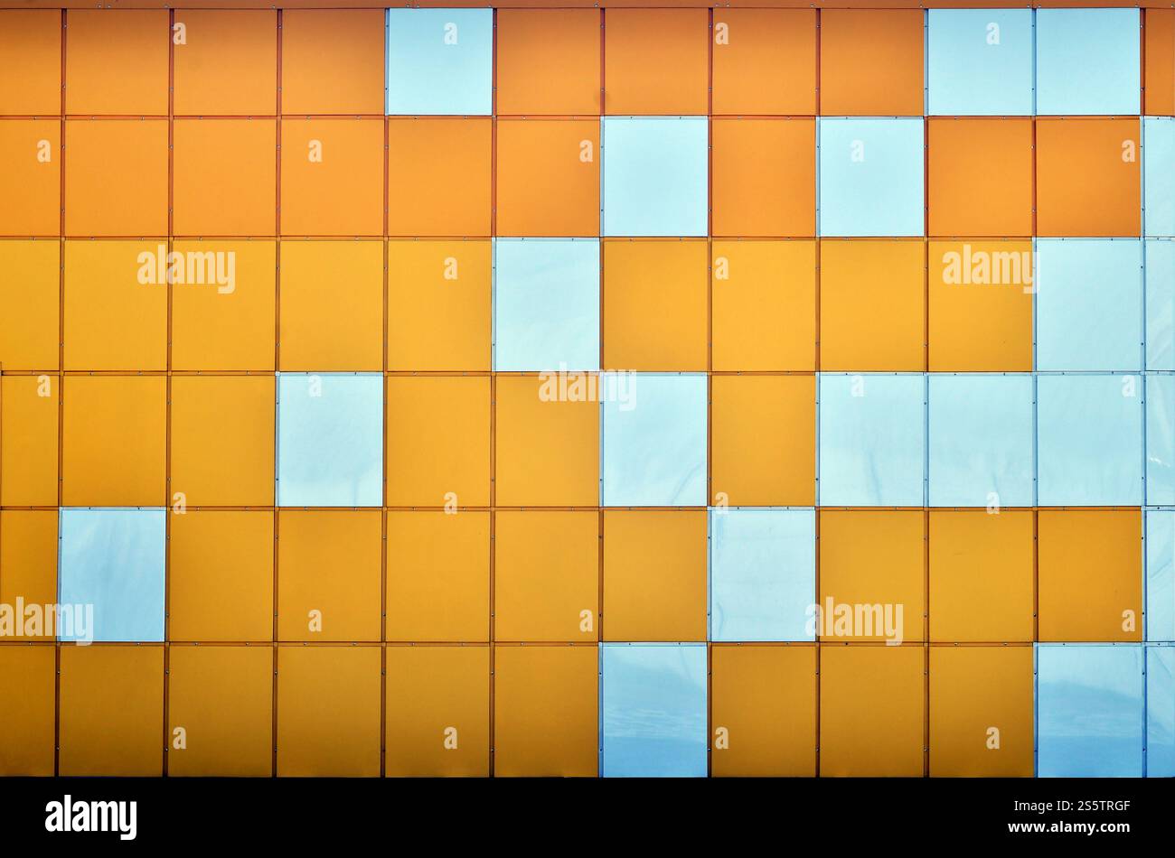 La texture du mur métallique, encadrée sous la forme de carrés colorés de deux couleurs. Conception murale moderne pour l'extérieur du résidentiel et du bureau Banque D'Images