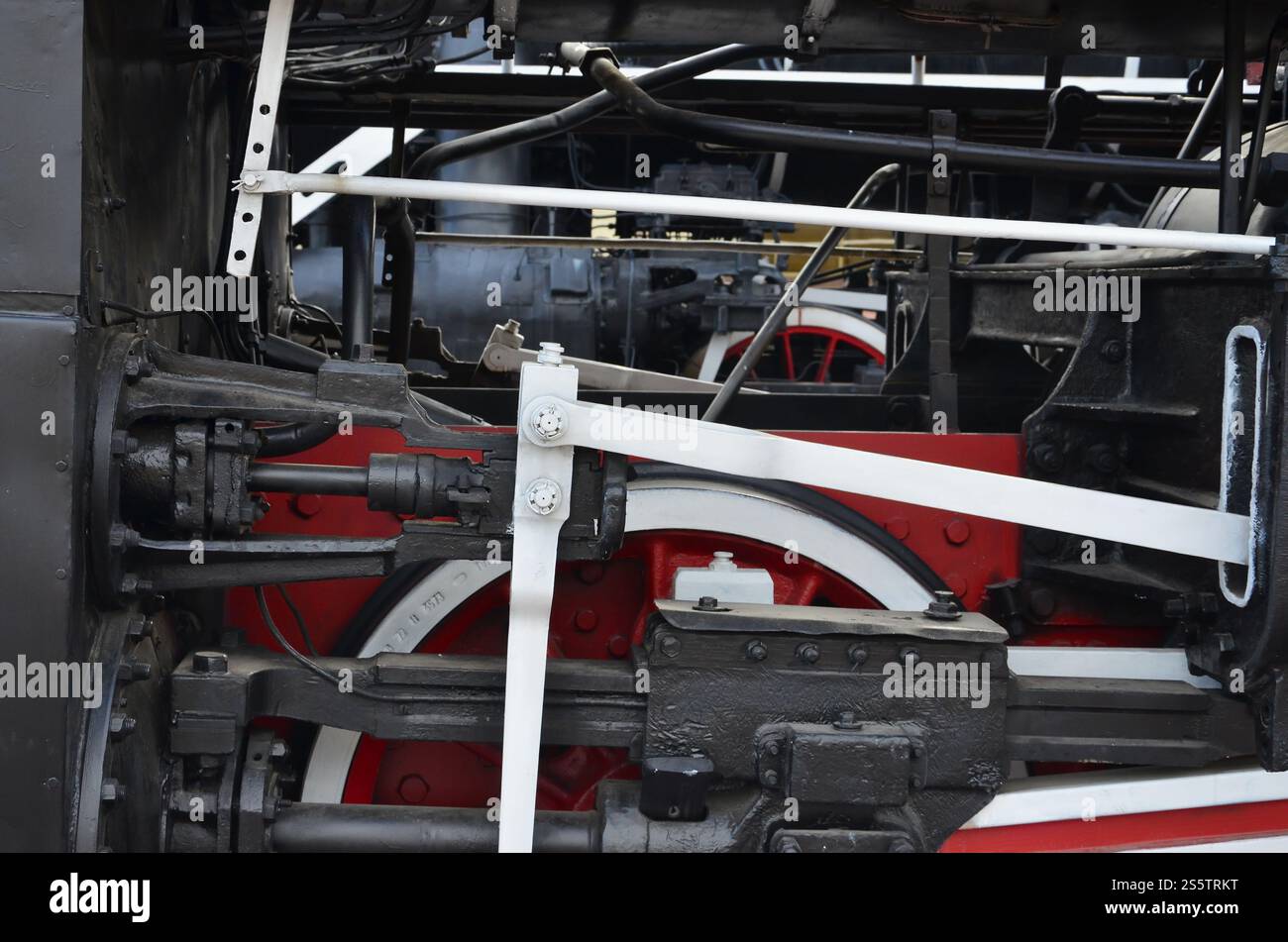 Roues de la vieille locomotive à vapeur noir de l'époque soviétique. Le côté de la locomotive avec les éléments de la technologie rotative de vieux trains Banque D'Images