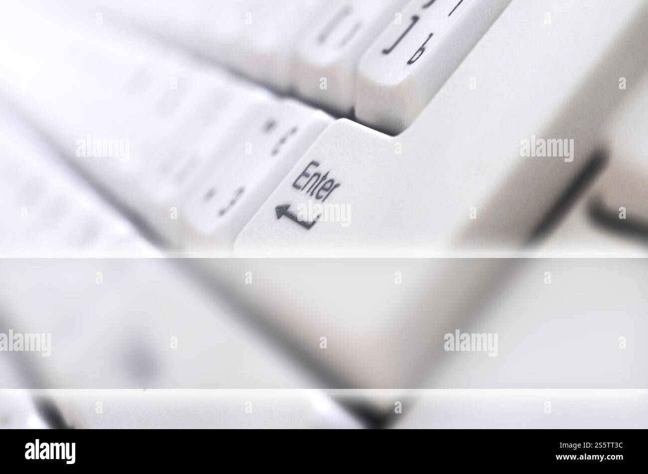 Gros plan de l'ordinateur clavier blanc classique avec des lettres en anglais et en russe avec l'exemplaire de l'espace Banque D'Images