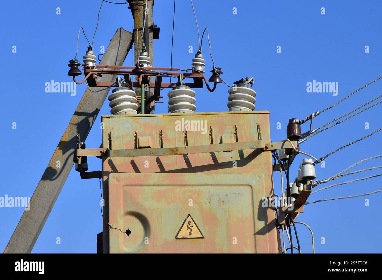 Vieux et obsolètes de transformateur électrique dans le contexte d'un ciel bleu. Dispositif pour la distribution de fourniture de l'énergie à haute tension Banque D'Images