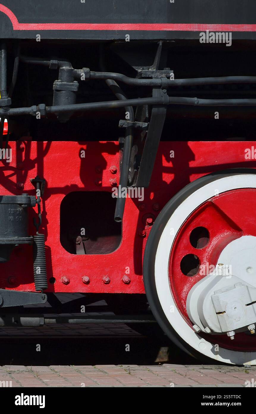Roues de la vieille locomotive à vapeur noir de l'époque soviétique. Le côté de la locomotive avec les éléments de la technologie rotative de vieux trains Banque D'Images
