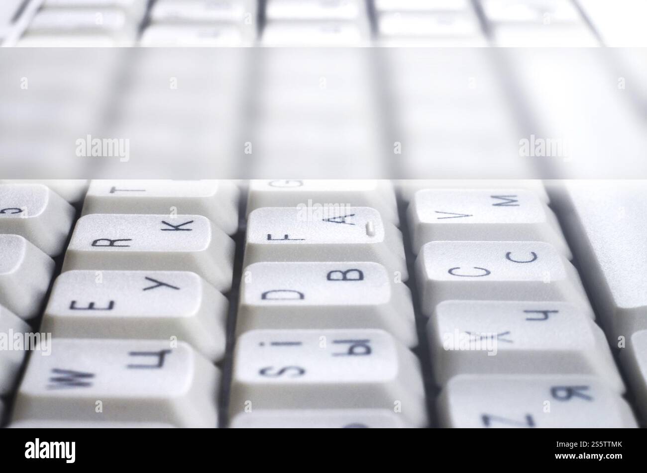 Gros plan de l'ordinateur clavier blanc classique avec des lettres en anglais et en russe avec l'exemplaire de l'espace Banque D'Images