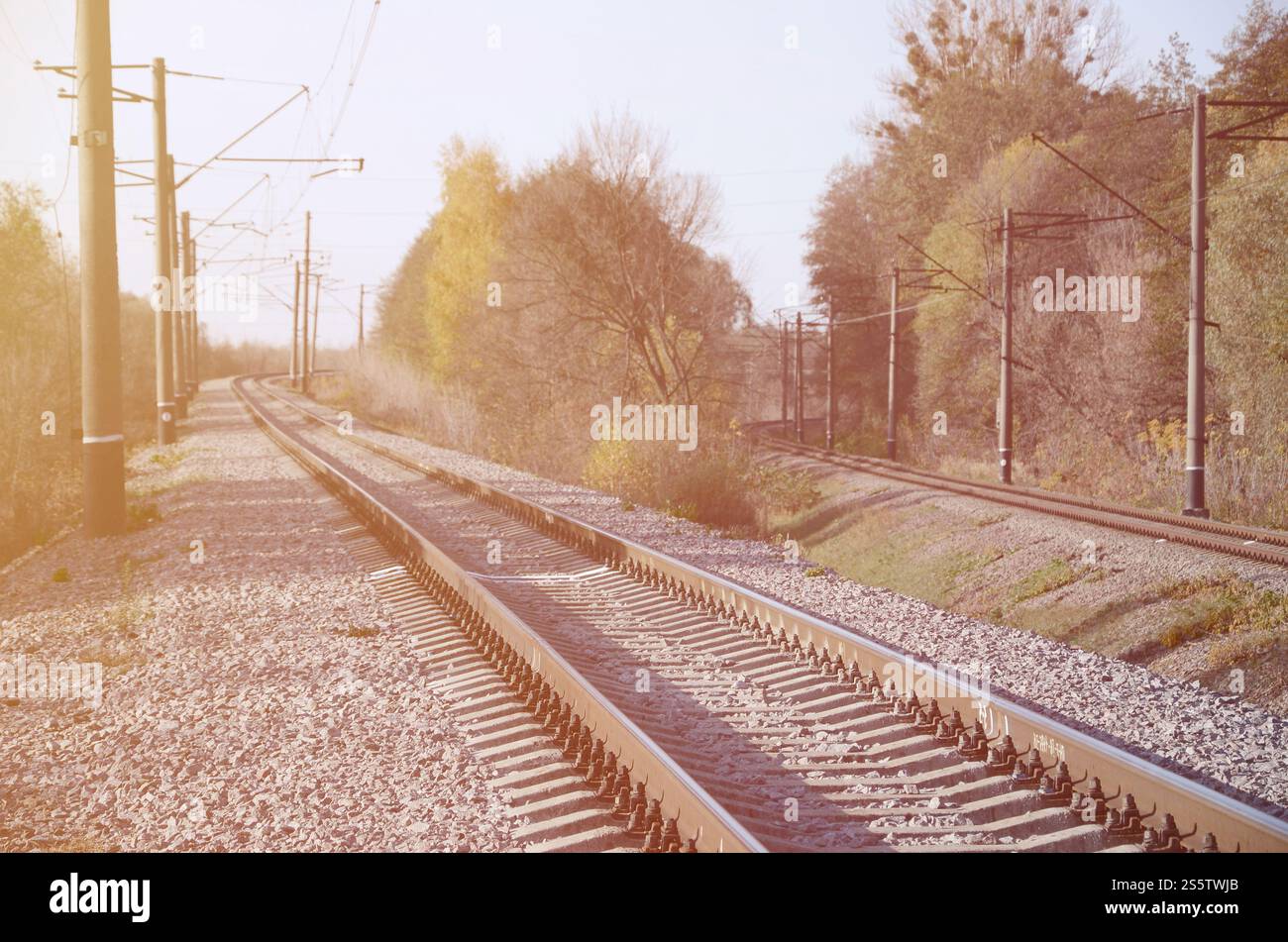 Automne paysage industriel. Dans la distance de recul de fer parmi les arbres d'automne jaune et vert Banque D'Images