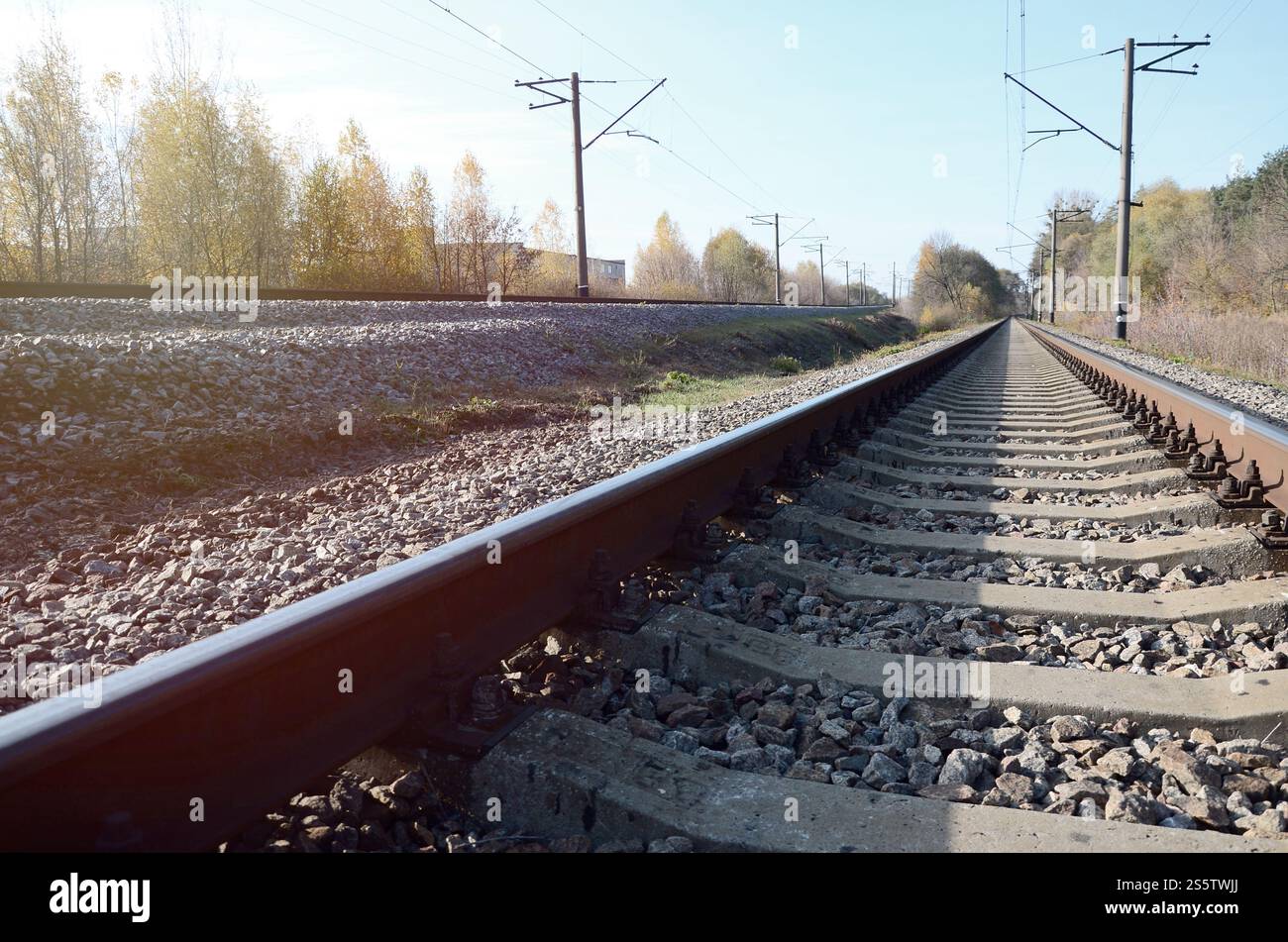 Automne paysage industriel. Dans la distance de recul de fer parmi les arbres d'automne jaune et vert Banque D'Images