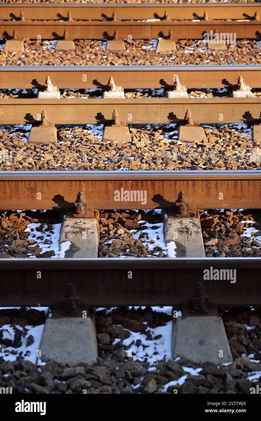Détails chemin de fer d'hiver russe enneigé sous la lumière du soleil. Les rails et les traverses sous la neige de décembre. Chemins de fer russes en détail. Hiver Banque D'Images