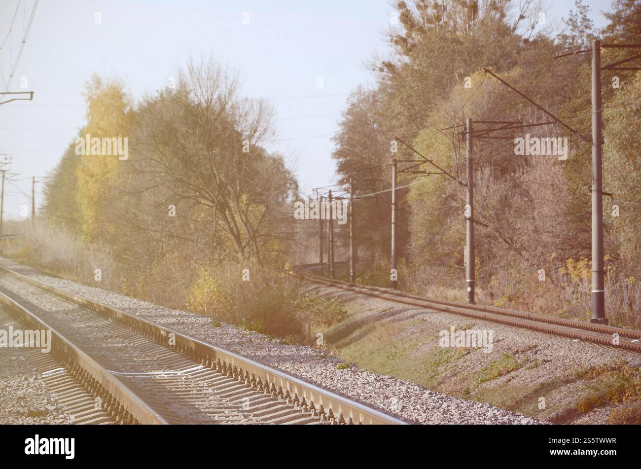 Automne paysage industriel. Dans la distance de recul de fer parmi les arbres d'automne jaune et vert Banque D'Images