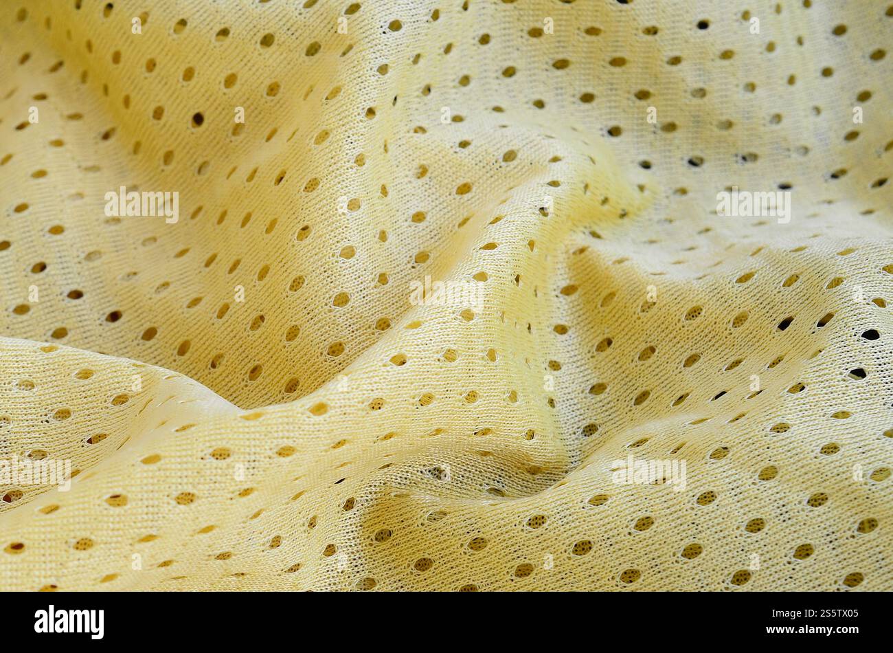 Fond de modèle textile de tissu de tissu de sport de maille jaune. Couleur jaune maillot de football vêtements tissu texture vêtements de sport. Poreux respirant Banque D'Images
