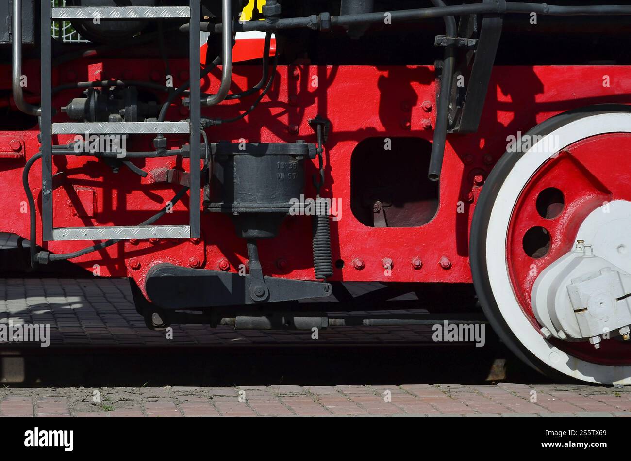 Roues de la vieille locomotive à vapeur noir de l'époque soviétique. Le côté de la locomotive avec les éléments de la technologie rotative de vieux trains Banque D'Images