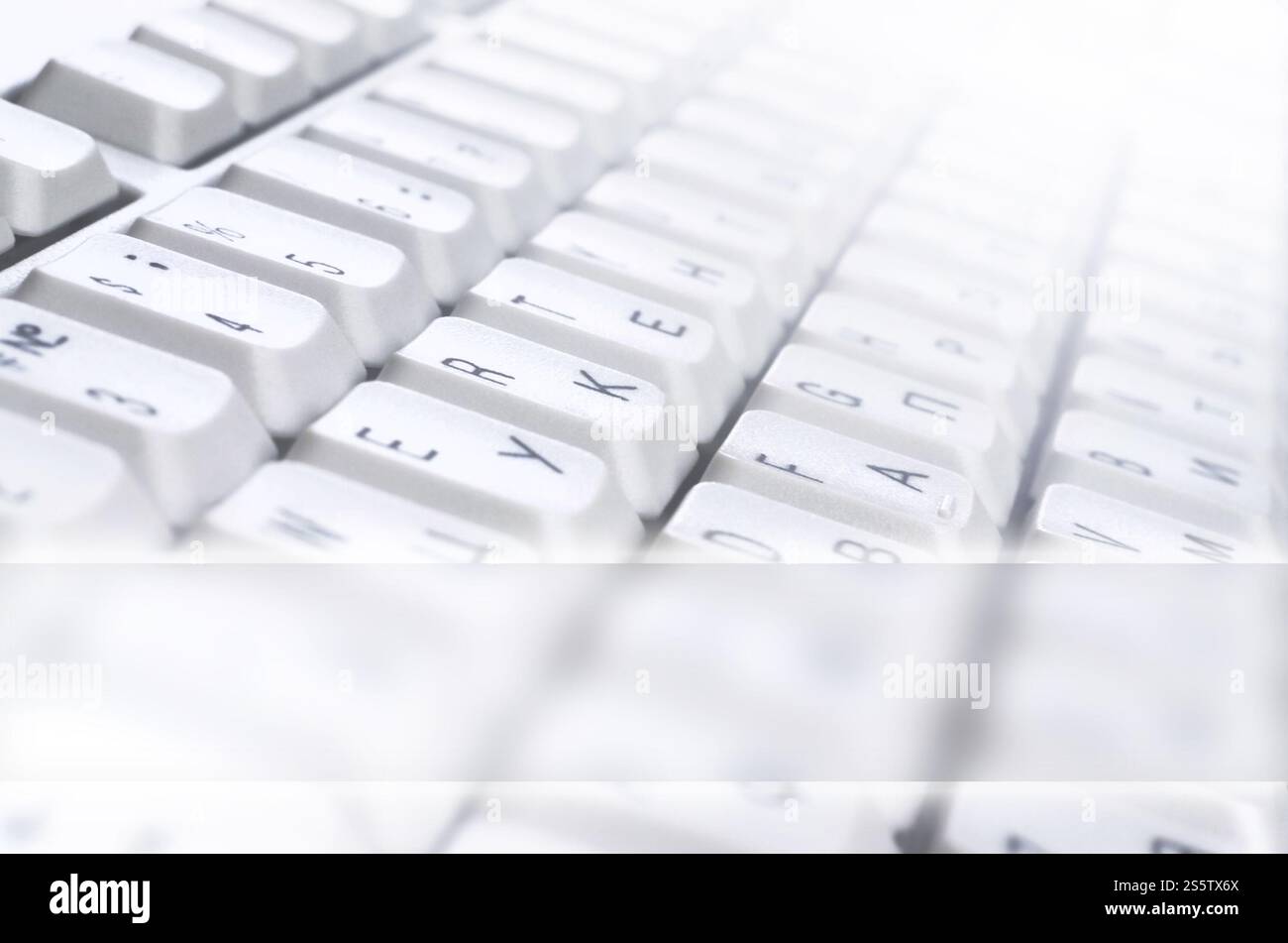 Gros plan de l'ordinateur clavier blanc classique avec des lettres en anglais et en russe avec l'exemplaire de l'espace Banque D'Images