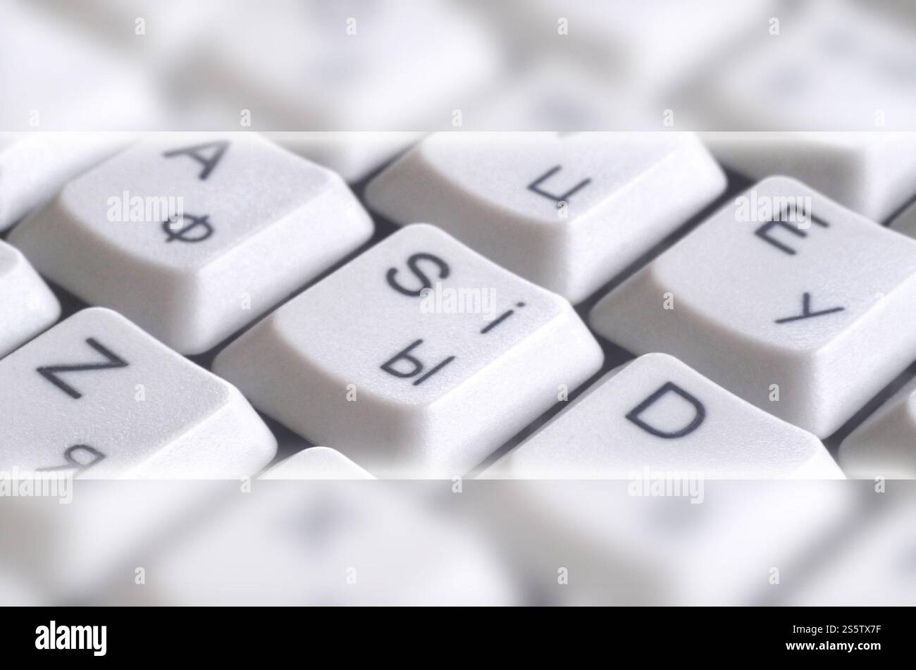 Gros plan de l'ordinateur clavier blanc classique avec des lettres en anglais et en russe avec l'exemplaire de l'espace Banque D'Images
