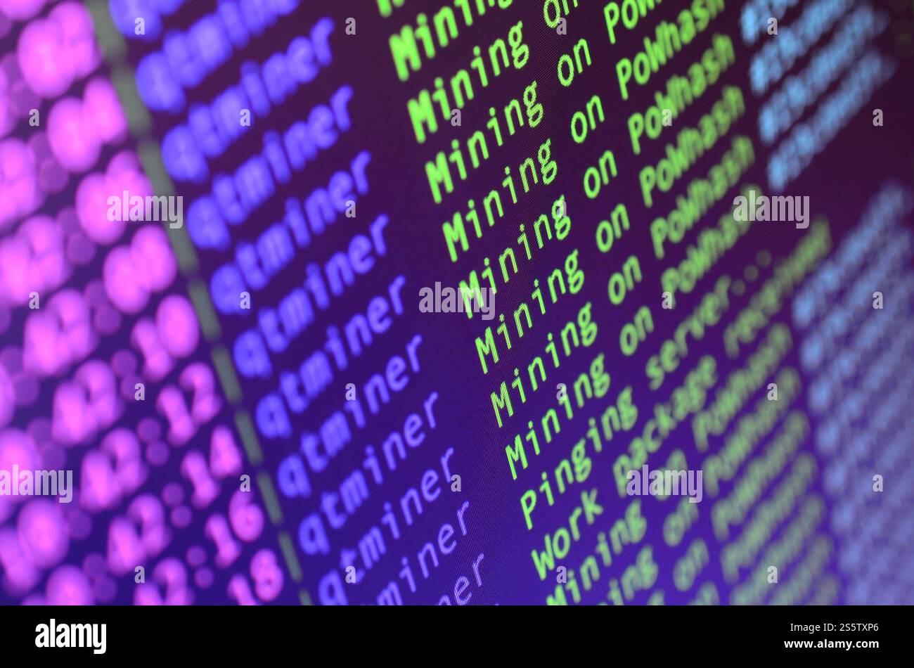 Macro snapshot de l'interface du programme pour l'extraction de crypto-monnaie sur le moniteur d'un ordinateur de bureau. Le concept de minage de bitcoins. Le flux de Banque D'Images