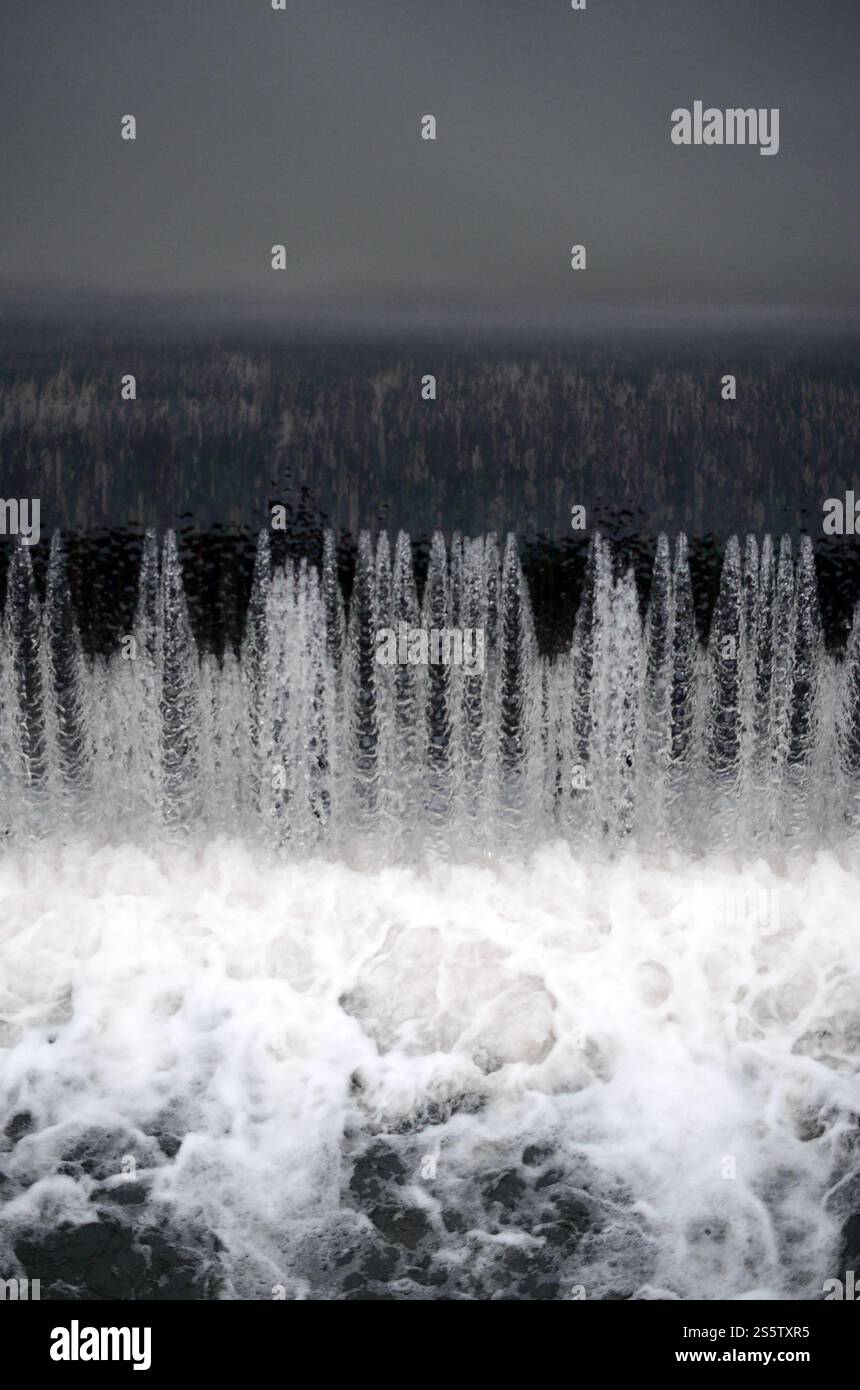 Une image de l'eau qui coule. Le barrage est conçu pour réguler le niveau d'eau dans les rivières de la ville et pour fournir de l'eau technique à Banque D'Images