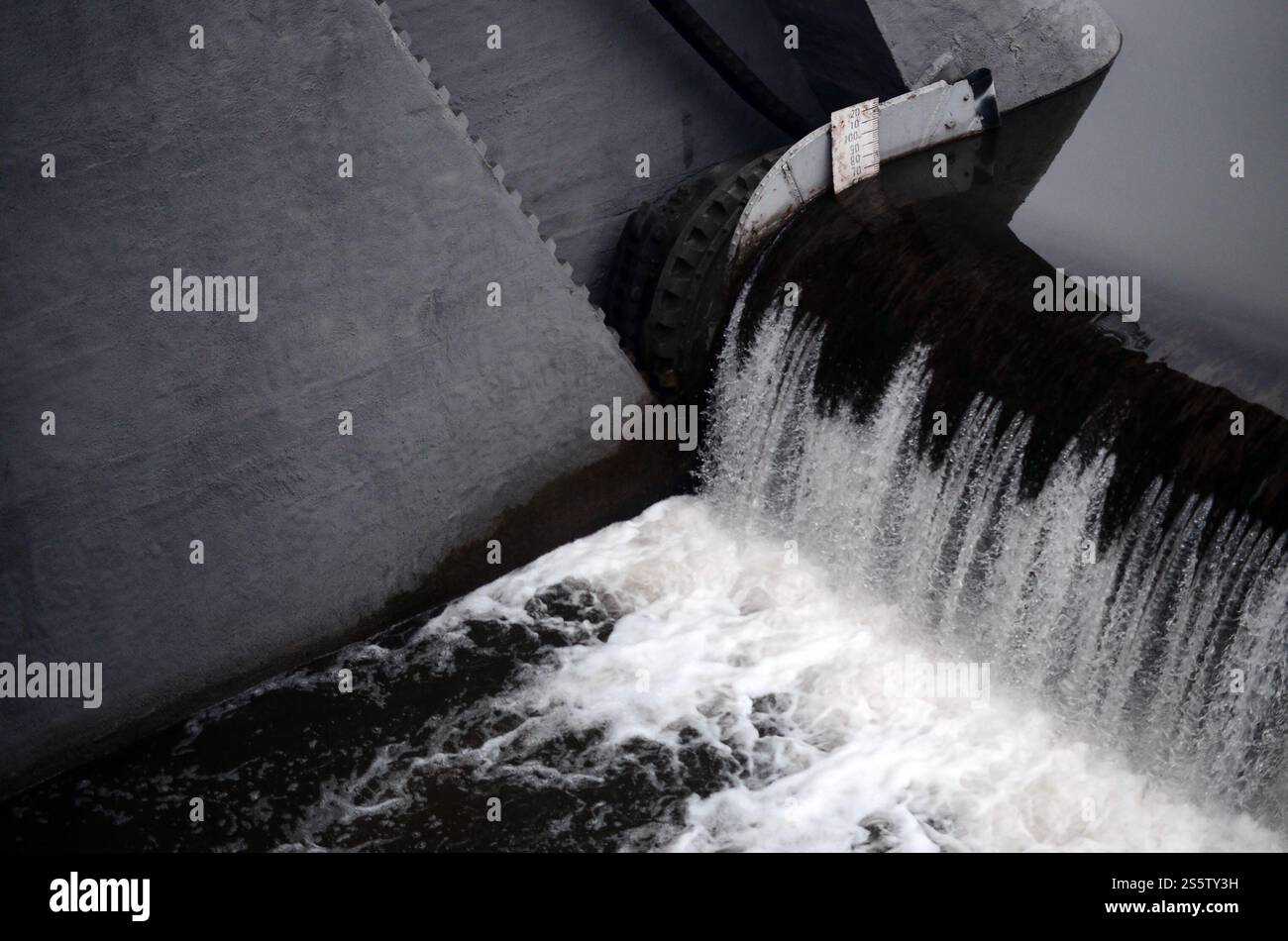 Une image de l'eau qui coule. Le barrage est conçu pour réguler le niveau d'eau dans les rivières de la ville et pour fournir de l'eau technique à Banque D'Images
