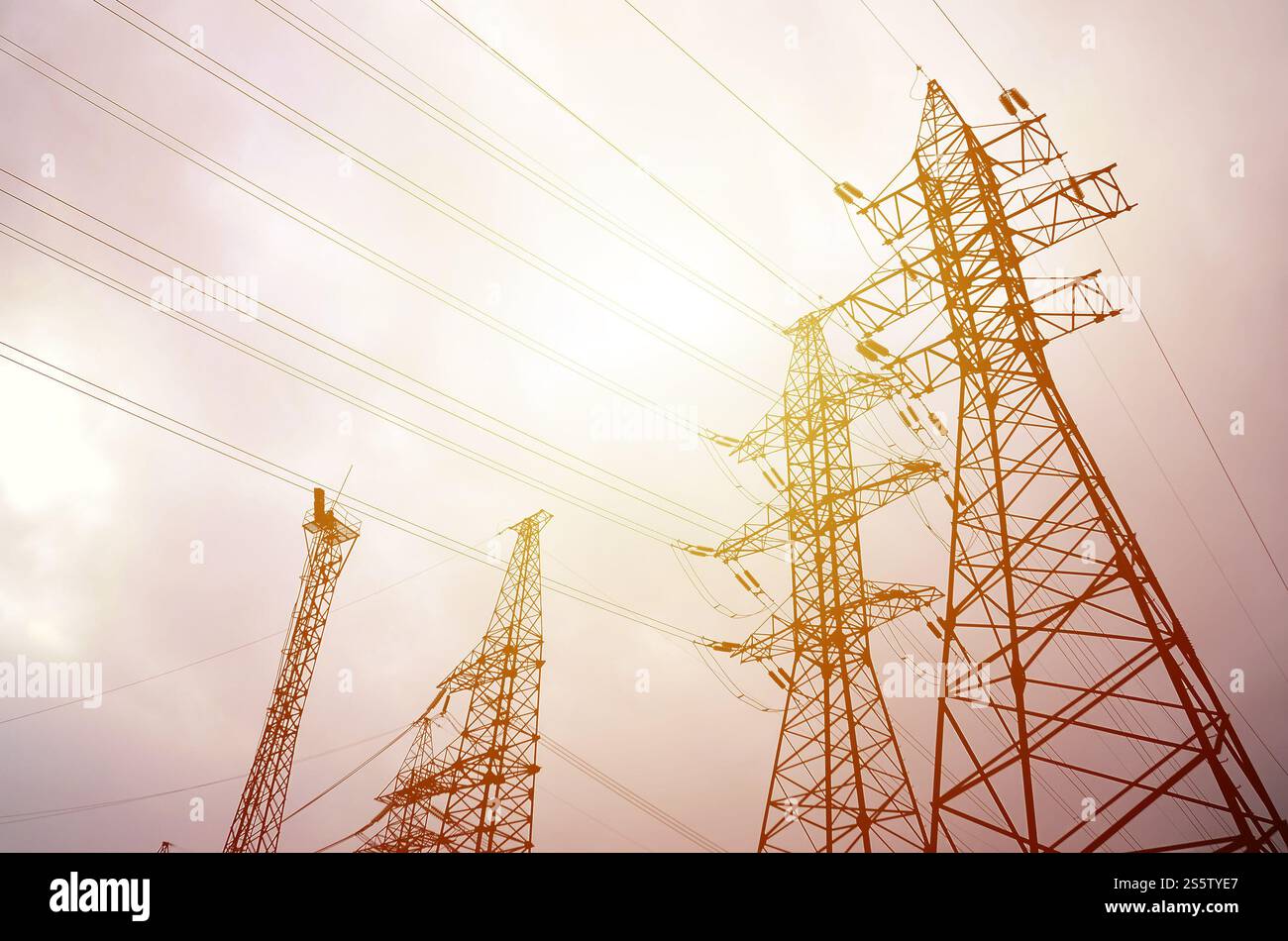 Tours lignes électriques contre un fond de ciel nuageux. Pylônes de transmission d'électricité Banque D'Images