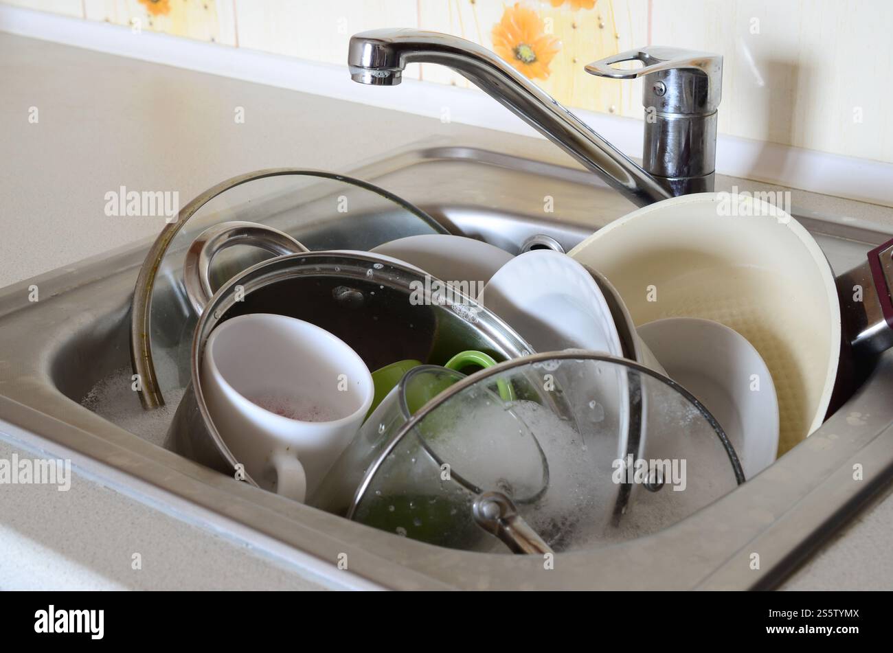 Des plats sales et des appareils de cuisine non lavés ont rempli l'évier de cuisine Banque D'Images