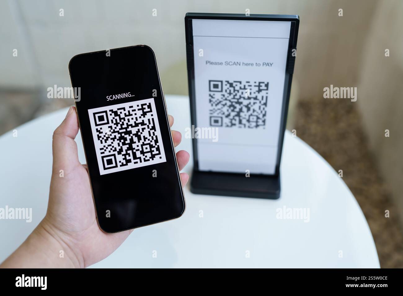 Paiement par code QR. E portefeuille. Man scan tag accepté générer paiement numérique sans argent.scan code QR en ligne shopping paiement sans espèces et Banque D'Images