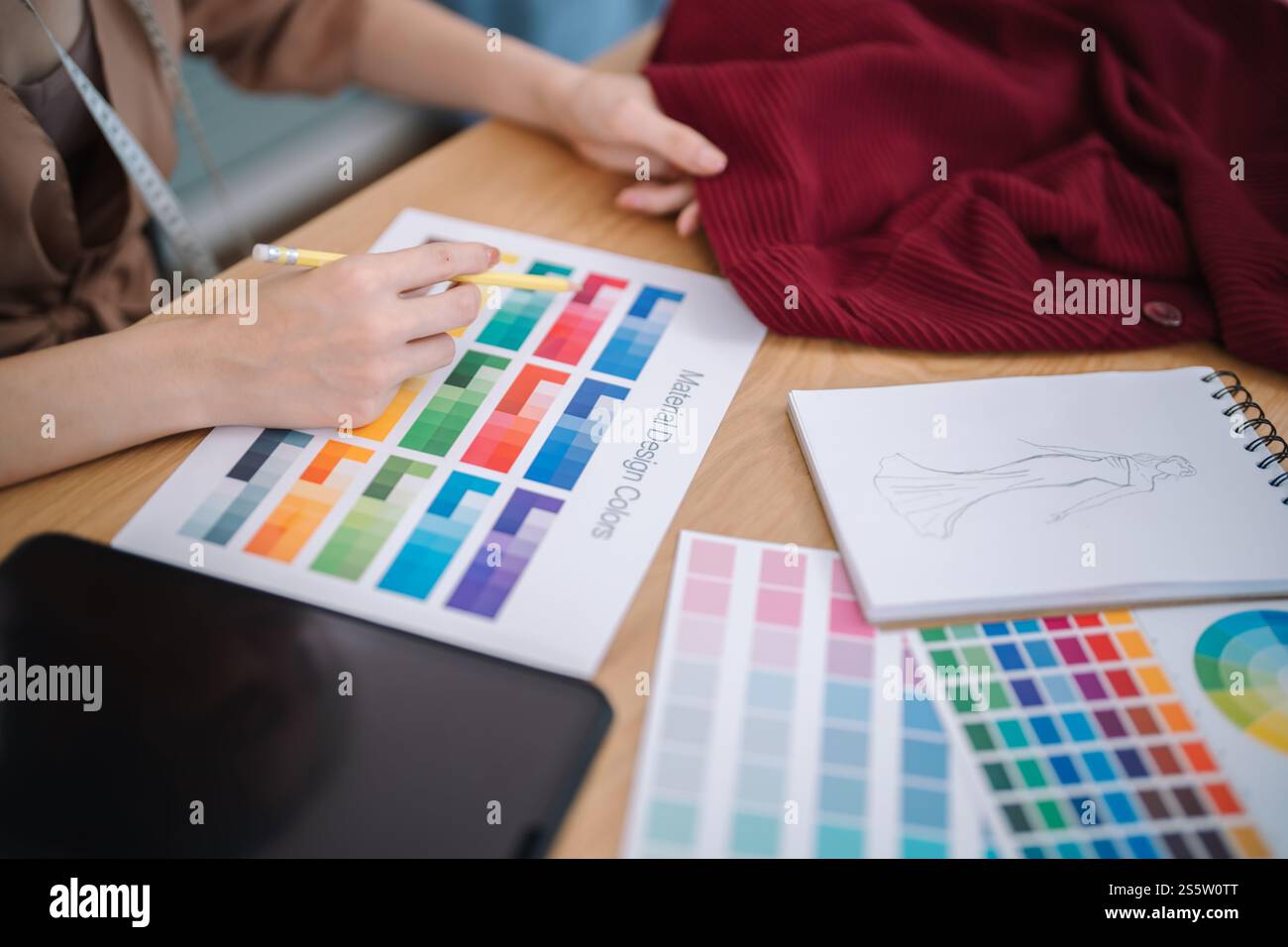 Créateur de mode élégant travail de croquis de la nouvelle collection dans l'atelier. Creative Design Concept. Banque D'Images Créateur de mode élégant travail de croquis de la nouvelle collection dans l'atelier. Creative Design Concept. Banque D'Images