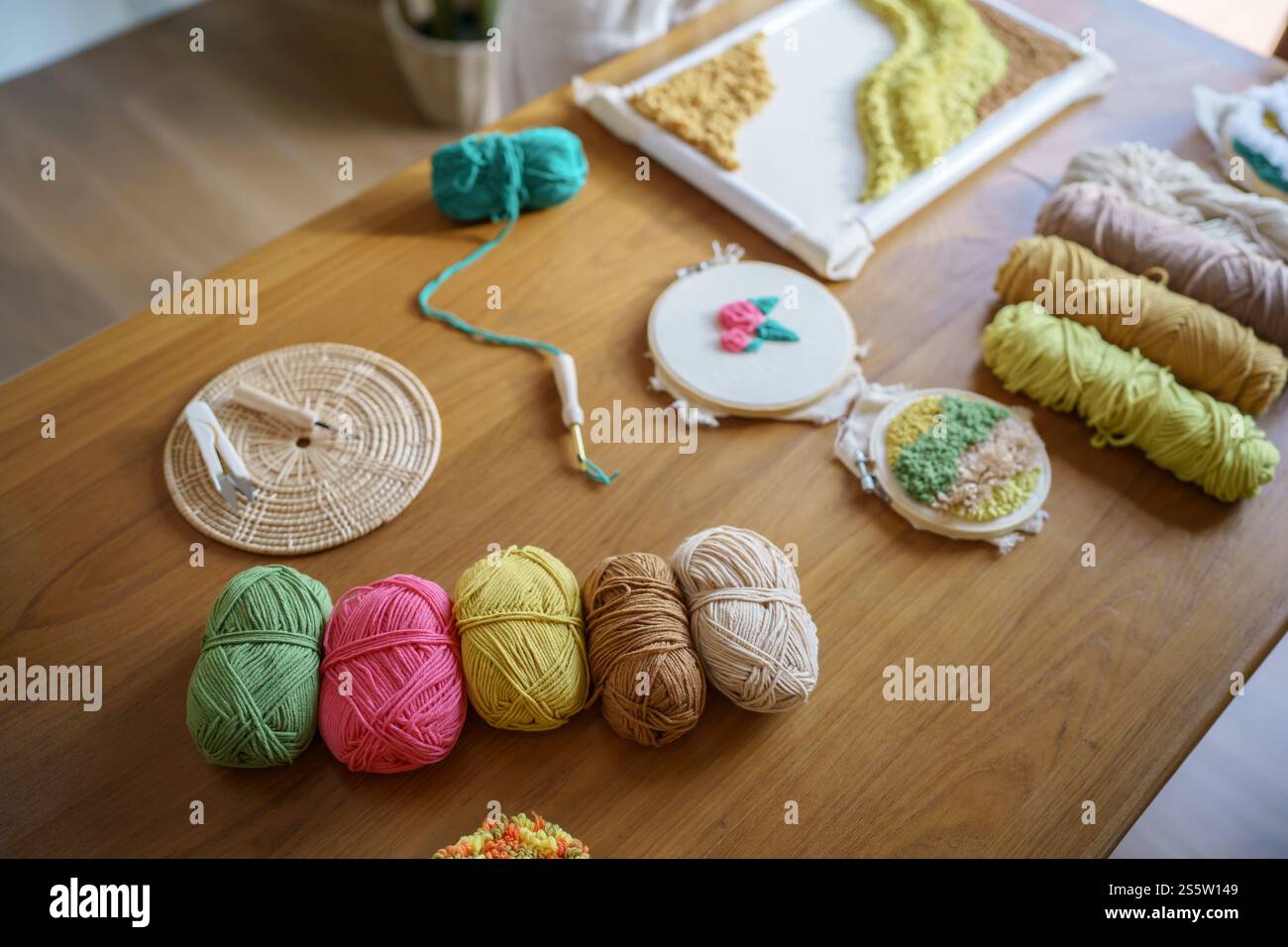 Aiguille perforée. Femme asiatique faisant tricoter Hobby à la main dans l'atelier de studio. Designer Workplace projet artisanal fait à la main concept de broderie DIY Banque D'Images