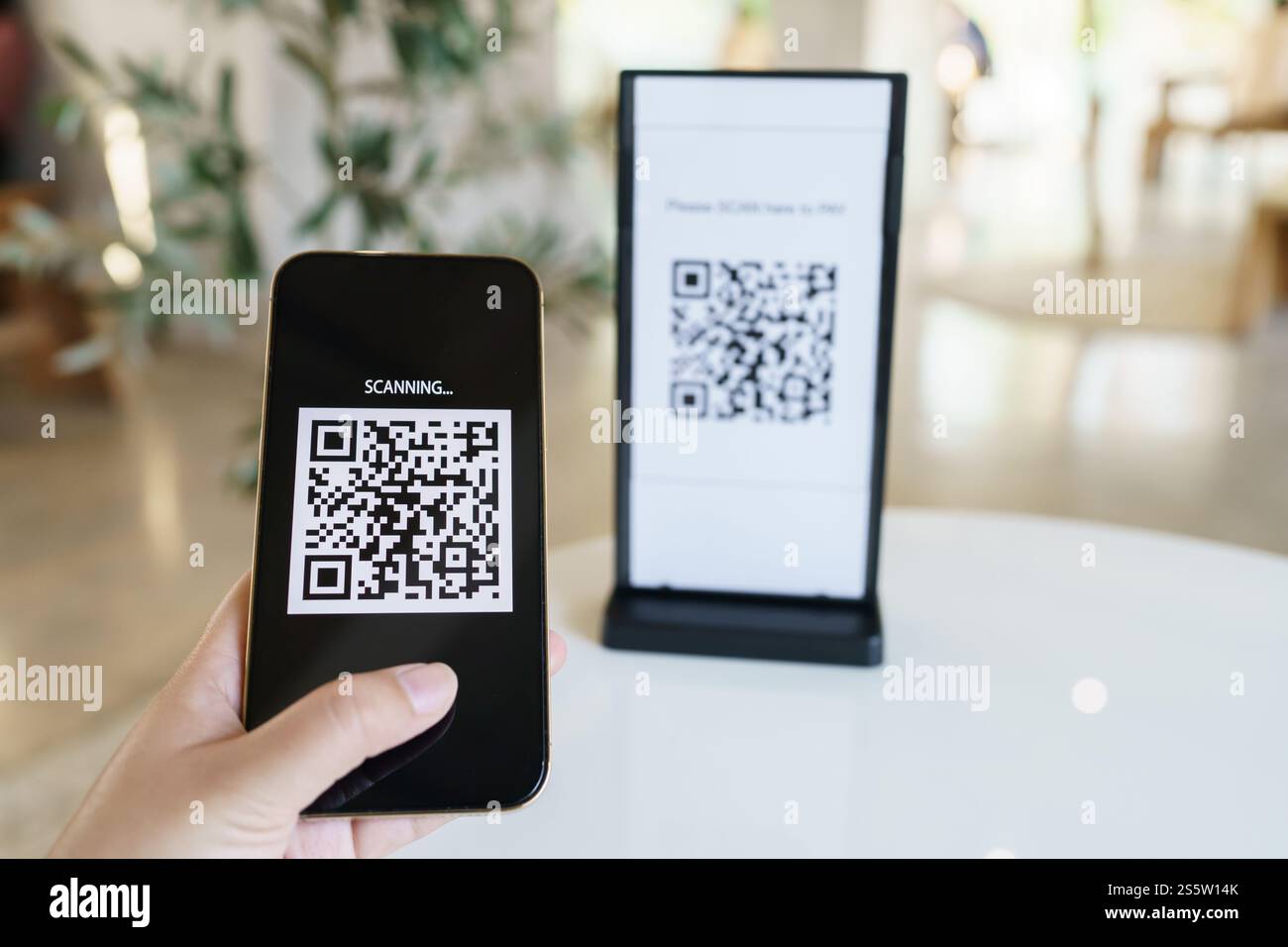 Paiement par code QR. E portefeuille. Man scan tag accepté générer paiement numérique sans argent.scan code QR en ligne shopping paiement sans espèces et Banque D'Images