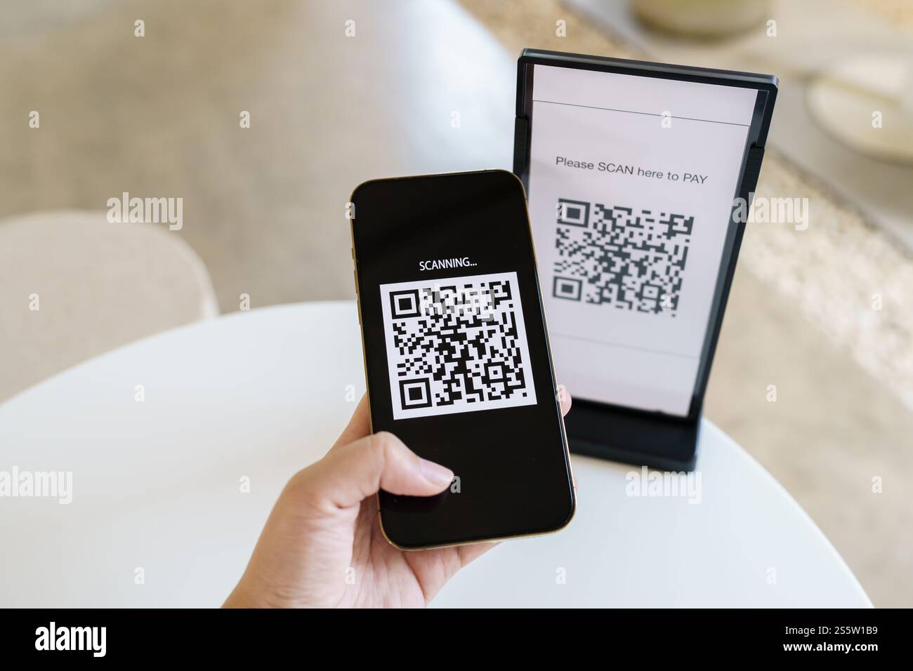 Paiement par code QR. E portefeuille. Man scan tag accepté générer paiement numérique sans argent.scan code QR en ligne shopping paiement sans espèces et Banque D'Images