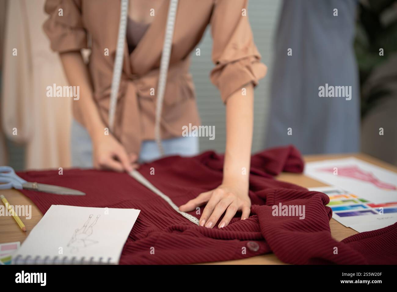 Créateur de mode élégant travail de croquis de la nouvelle collection dans l'atelier. Creative Design Concept. Banque D'Images Créateur de mode élégant travail de croquis de la nouvelle collection dans l'atelier. Creative Design Concept. Banque D'Images