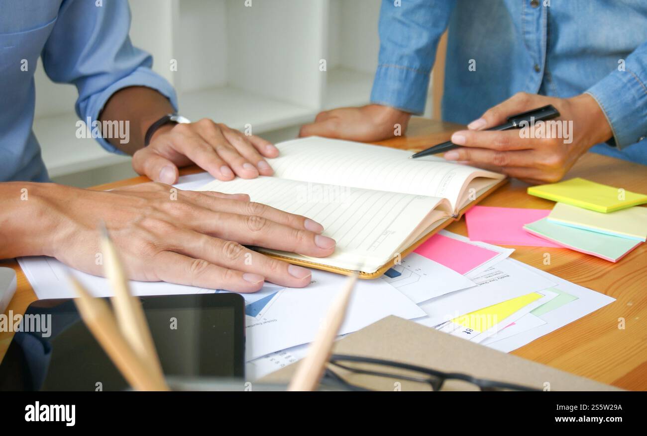 Étudiants adultes Coaching « Educating Together Instructor Management ». Jeune femme d'affaires Smart étudiante a utilisé un ordinateur portable pour l'éducation Banque D'Images