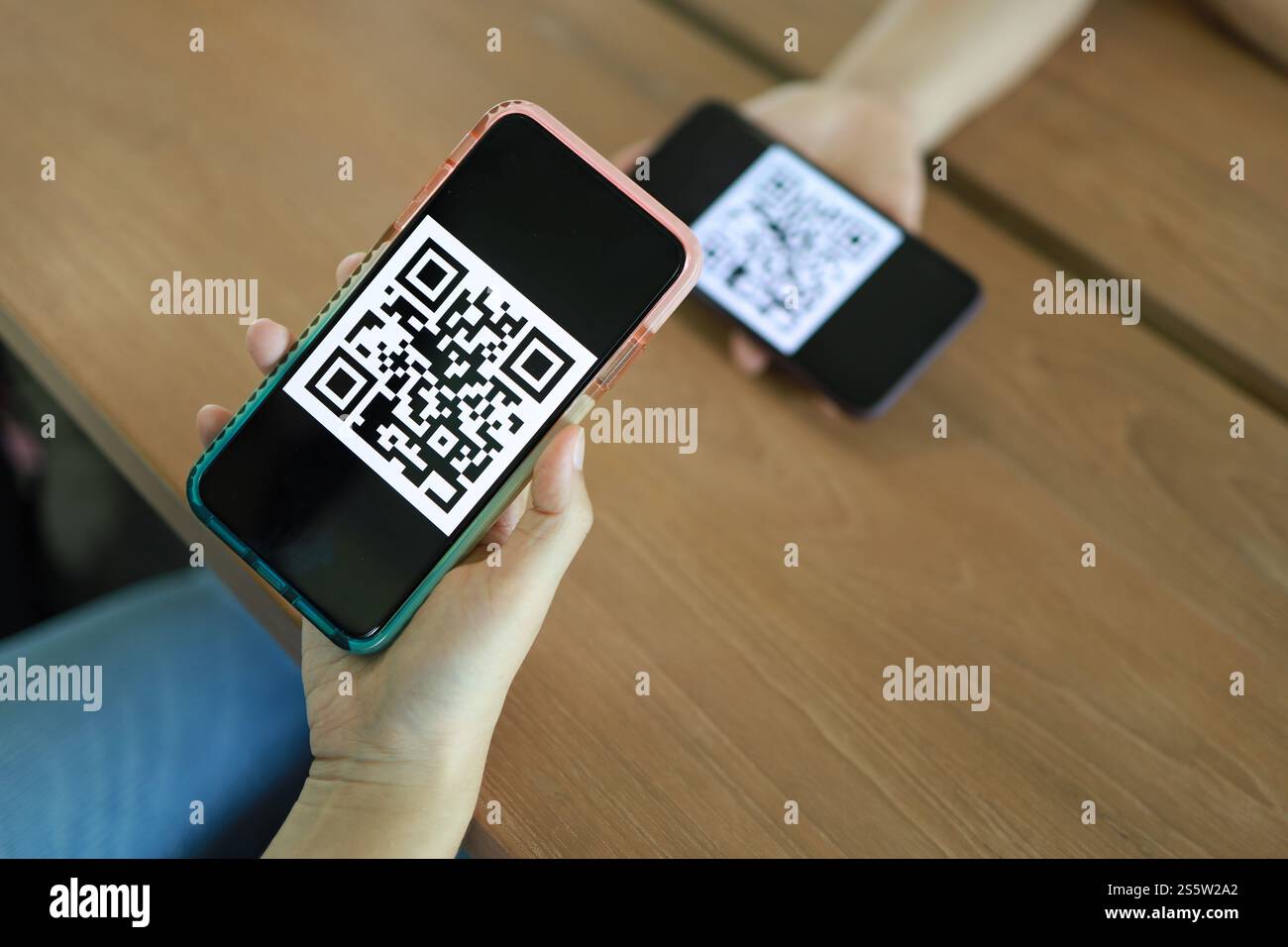 Paiement par code QR. Portefeuille électronique. Femme scannant le code QR concept de technologie d'achat en ligne cashless Banque D'Images