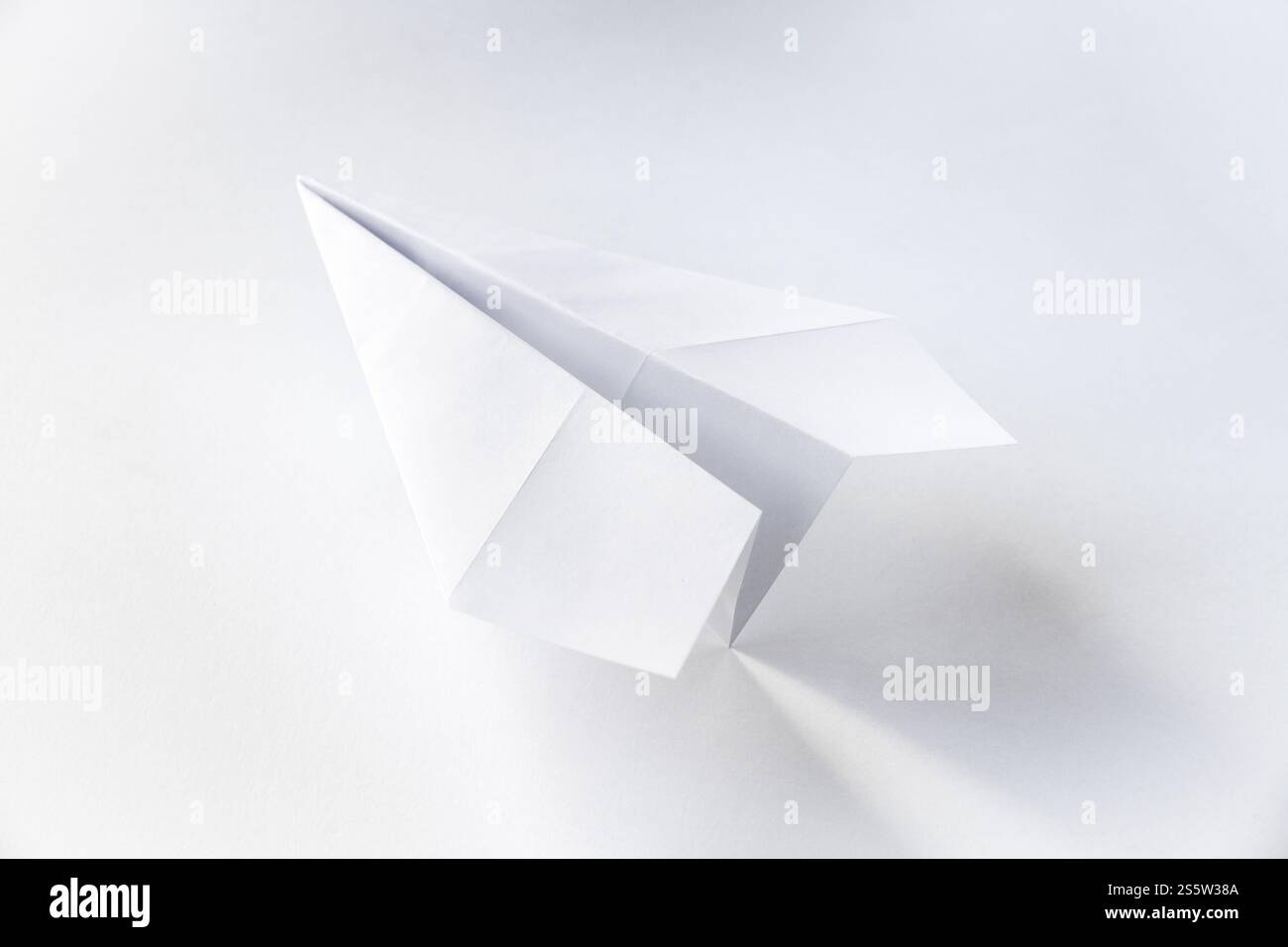 Origami plan en papier isolé sur un fond blanc vierge. Origami plan de papier isolé sur un fond blanc Banque D'Images
