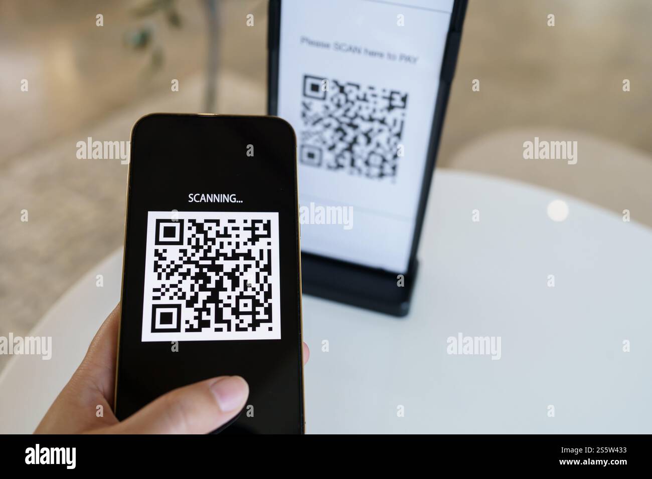 Paiement par code QR. E portefeuille. Man scan tag accepté générer paiement numérique sans argent.scan code QR en ligne shopping paiement sans espèces et Banque D'Images