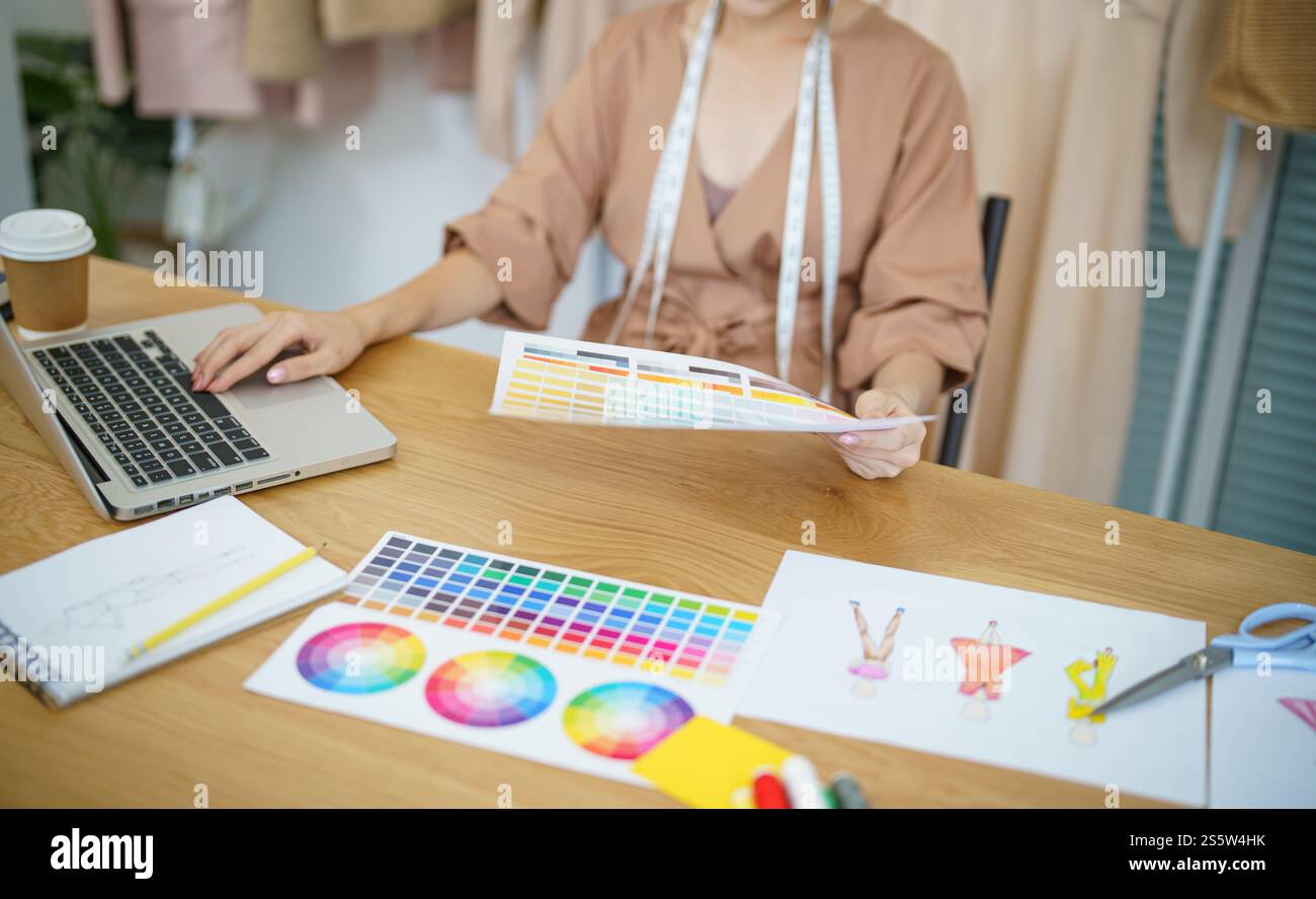 Créateur de mode élégant travail de croquis de la nouvelle collection dans l'atelier. Creative Design Concept. Banque D'Images Créateur de mode élégant travail de croquis de la nouvelle collection dans l'atelier. Creative Design Concept. Banque D'Images