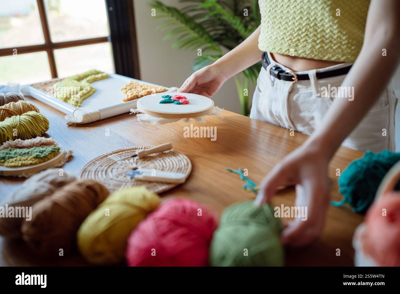 Aiguille perforée. Femme asiatique faisant tricoter Hobby à la main dans l'atelier de studio. Designer Workplace projet artisanal fait à la main concept de broderie DIY Banque D'Images