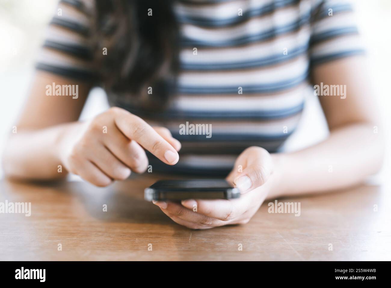 Mains de femmes tenant un téléphone portable des appareils mobiles de travail. concept de commerce électronique de technologie de téléphone intelligent. Banque D'Images