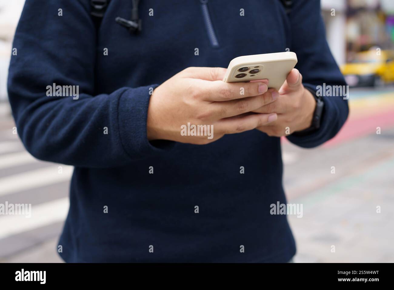 Homme dans la rue de la ville de centre-ville commander taxi en utilisant l'application de téléphone intelligent réservation taxi en utilisant l'application en ligne sur téléphone intelligent. Banque D'Images