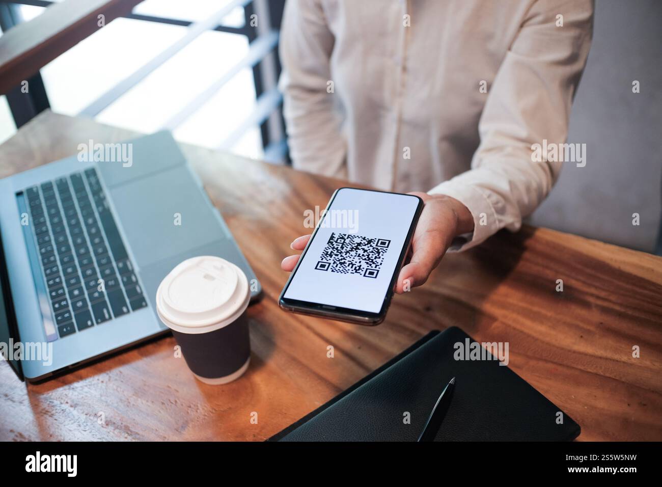 Paiement par code QR. Femme scannant le code QR concept de technologie Cashless d'achat en ligne Banque D'Images