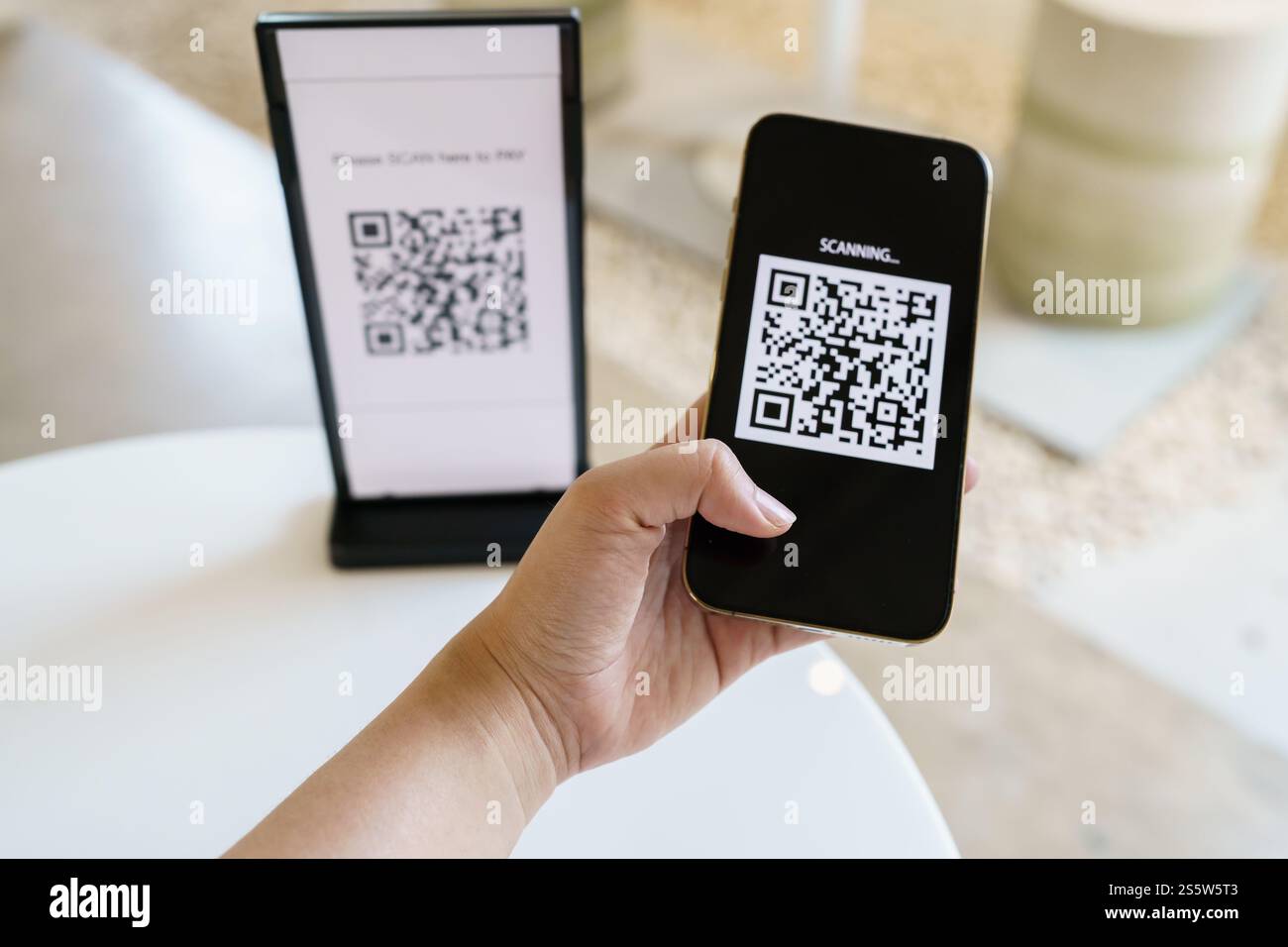 Paiement par code QR. E portefeuille. Man scan tag accepté générer paiement numérique sans argent.scan code QR en ligne shopping paiement sans espèces et Banque D'Images