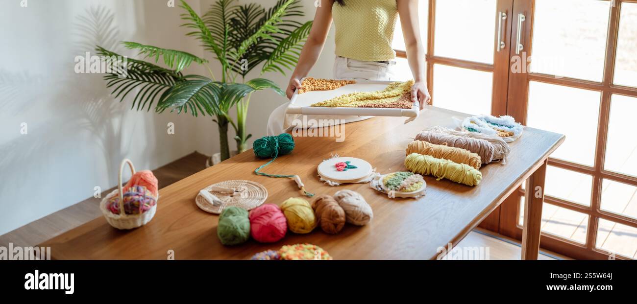 Aiguille perforée. Femme asiatique faisant tricoter Hobby à la main dans l'atelier de studio. Designer Workplace projet artisanal fait à la main concept de broderie DIY Banque D'Images