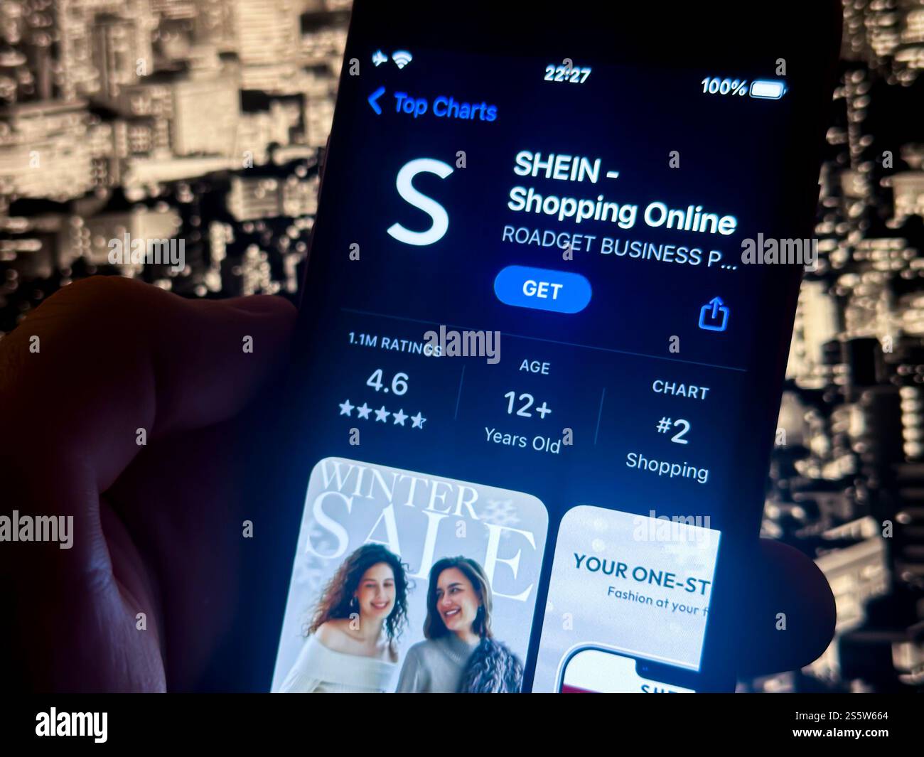 12 janvier 2025, États-Unis d'Amérique : L'application Shein vue dans l'App Store d'Apple. Shein est un détaillant chinois de mode rapide en ligne qui offre une grande variété de vêtements, accessoires et produits de beauté abordables. La société opère dans le commerce électronique et l'industrie de la mode, avec Xu Yangtian comme fondateur et PDG. Shein est connu pour ses vêtements tendance et peu coûteux destinés aux jeunes femmes. Les produits de base comprennent les vêtements pour femmes, hommes et enfants, ainsi que les articles de décoration intérieure. Shein n'a pas de ticker boursier. RedNote vu dans l'App Store d'Apple, l'international Banque D'Images