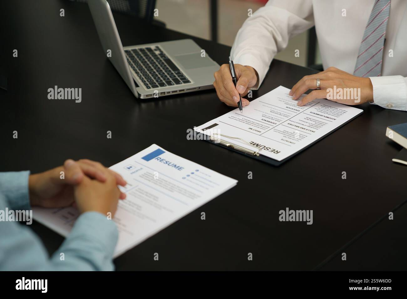 Examinateur lisant un curriculum vitae lors d'un entretien d'embauche au bureau concept des affaires et des ressources humaines Banque D'Images