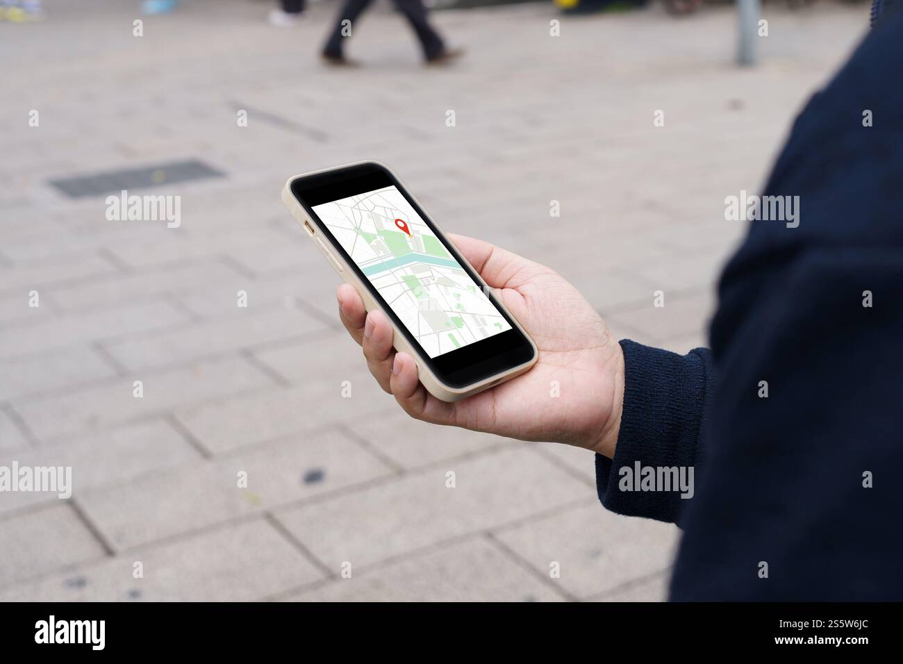 Femme avec des bagages dans la rue du centre-ville de recherche d'emplacement dans l'application de carte en ligne sur téléphone intelligent en utilisant la navigation GPS Banque D'Images